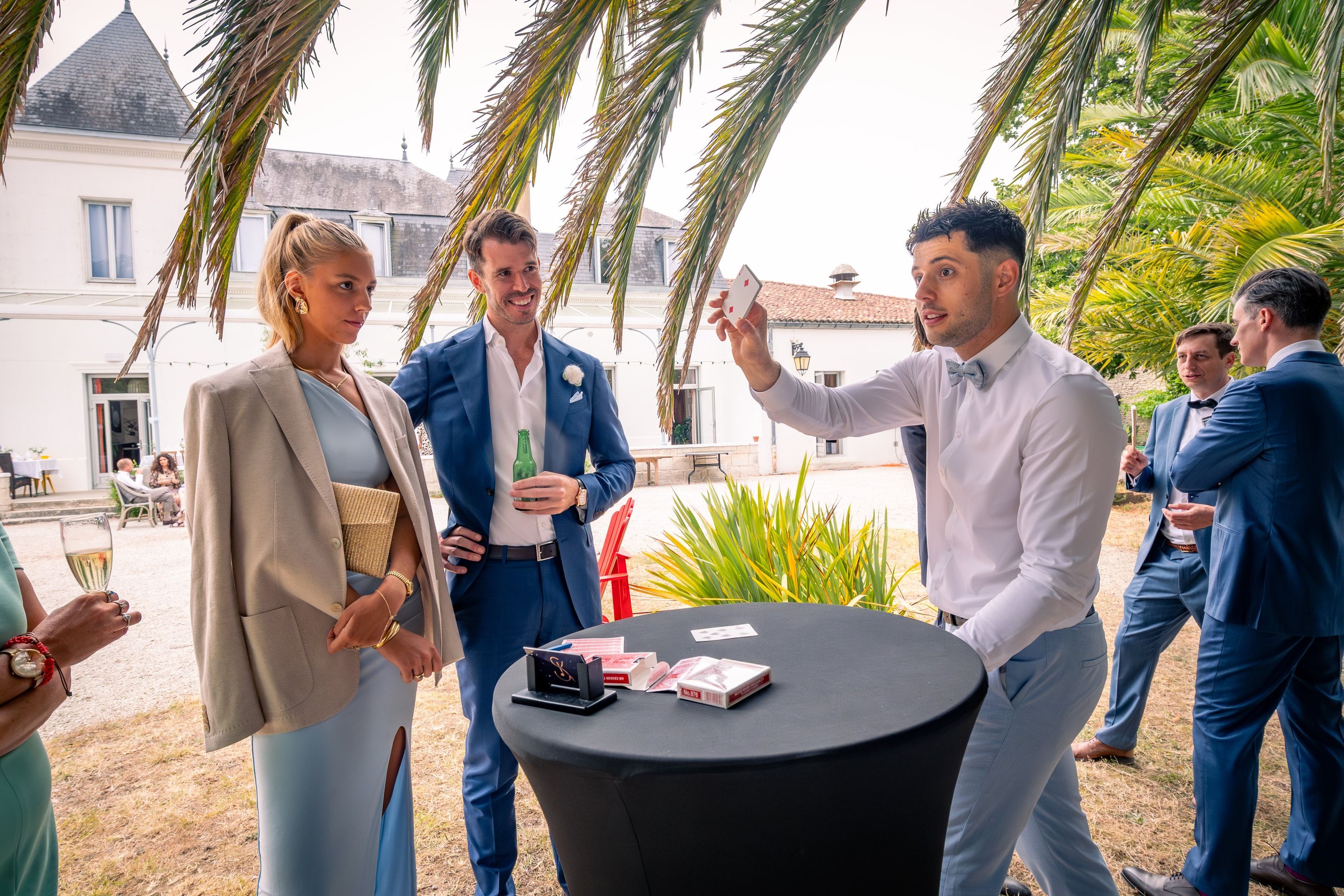 Tour de cartes en close-up au milieu des invités, pendant un cocktail en plein air