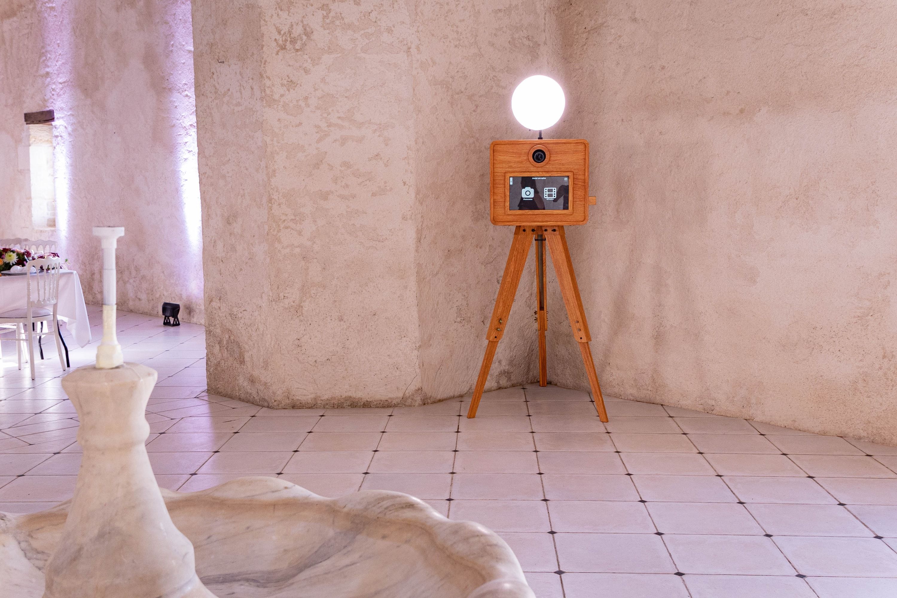 Le Photobooth Signature installé dans une salle en pierre blanche