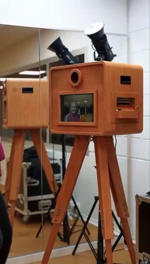 Le Photobooth Wood en bois sur son trépied
