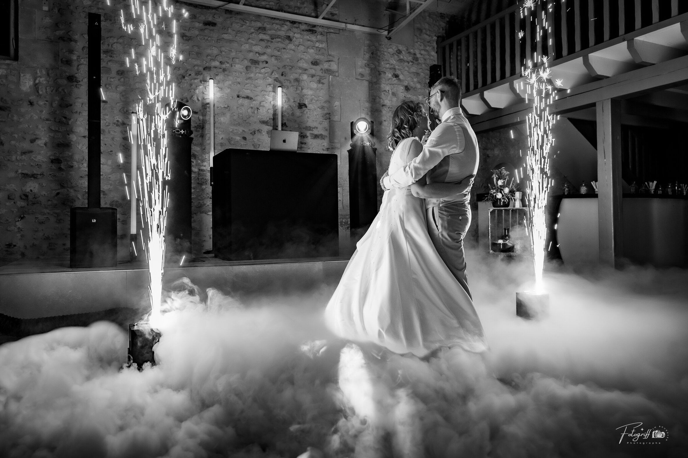 Première danse en noir et blanc, dans la fumée lourde, entre deux colonnes d’étincelles froides