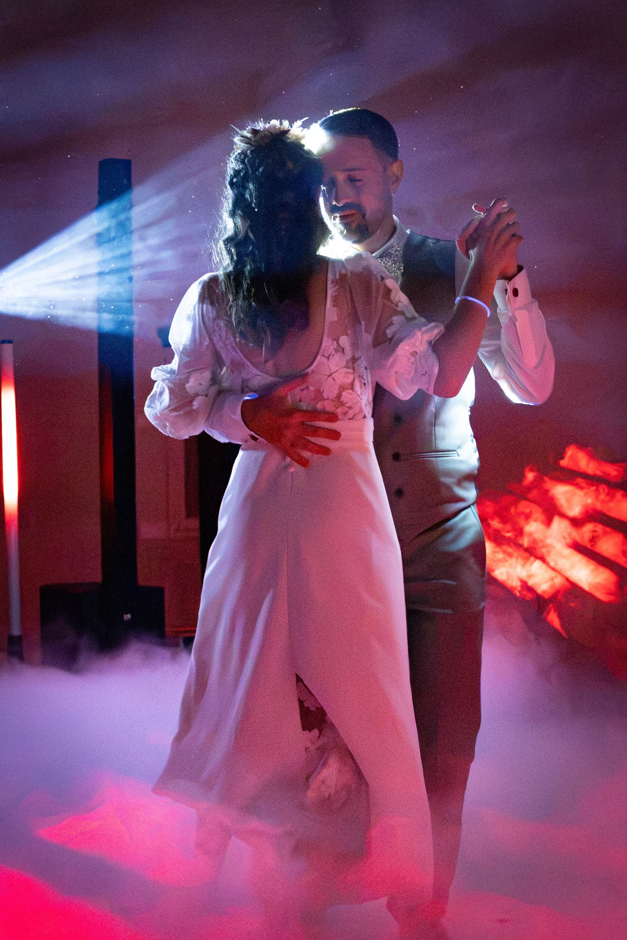 Première danse dans la fumée lourde, sous une lumière rouge et violette