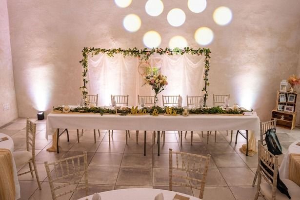 Table d’honneur éclairée et décorée de verdure
